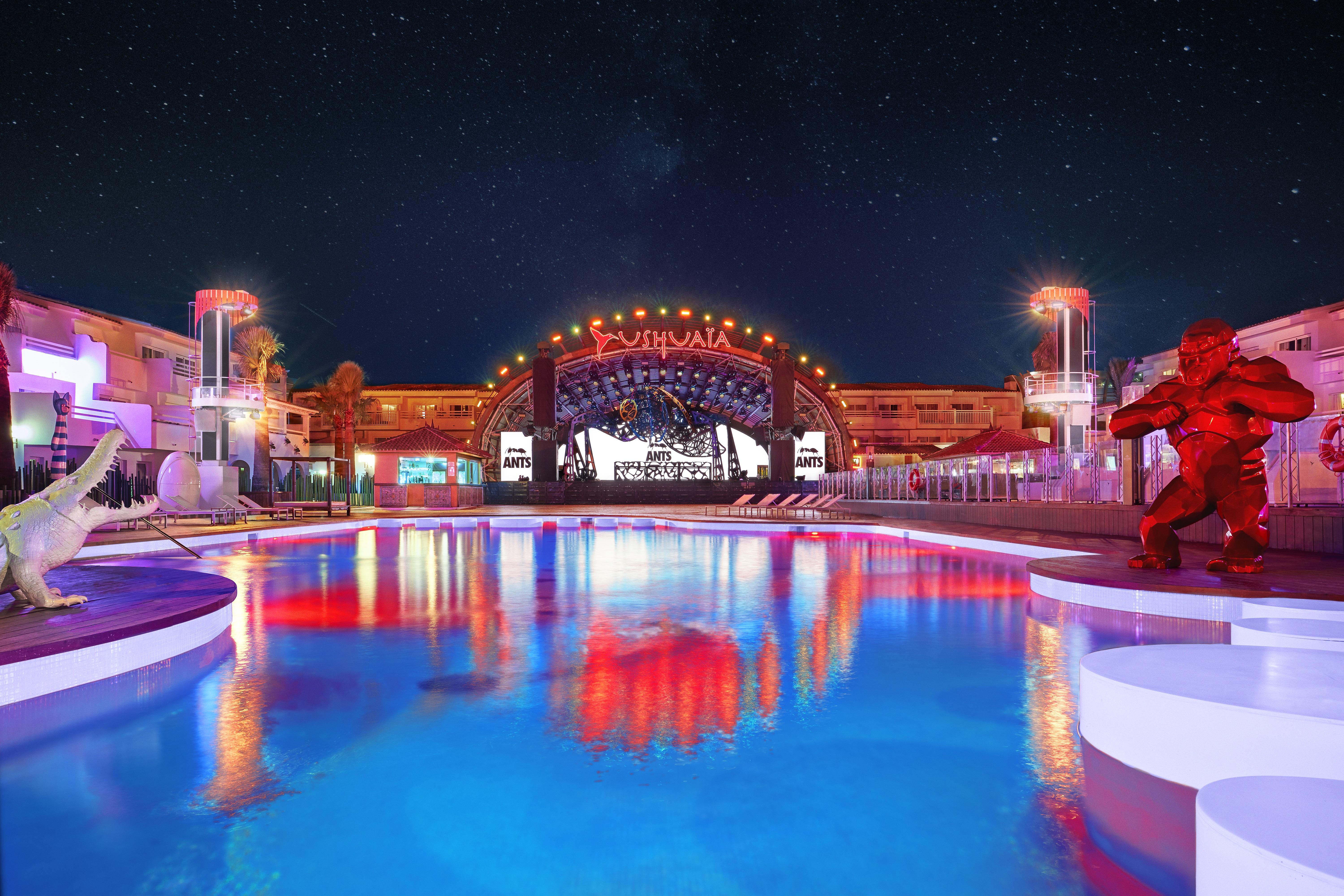 The Unexpected Ibiza Hotel - Ushuaia Club Entrance Included (Adults Only) Playa d'en Bossa Esterno foto The resort at night