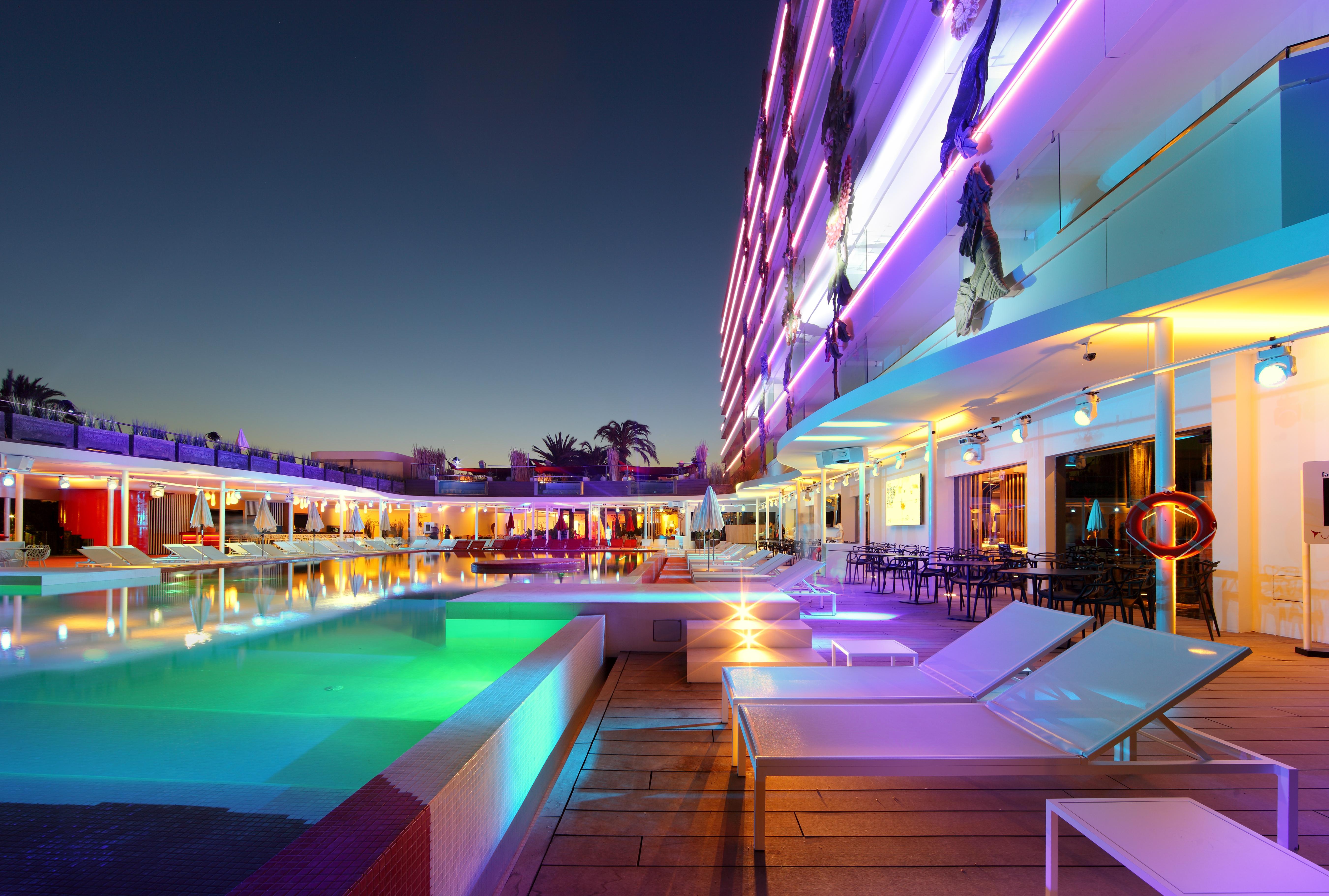 The Unexpected Ibiza Hotel - Ushuaia Club Entrance Included (Adults Only) Playa d'en Bossa Esterno foto The pool at the W Hotel in Athens