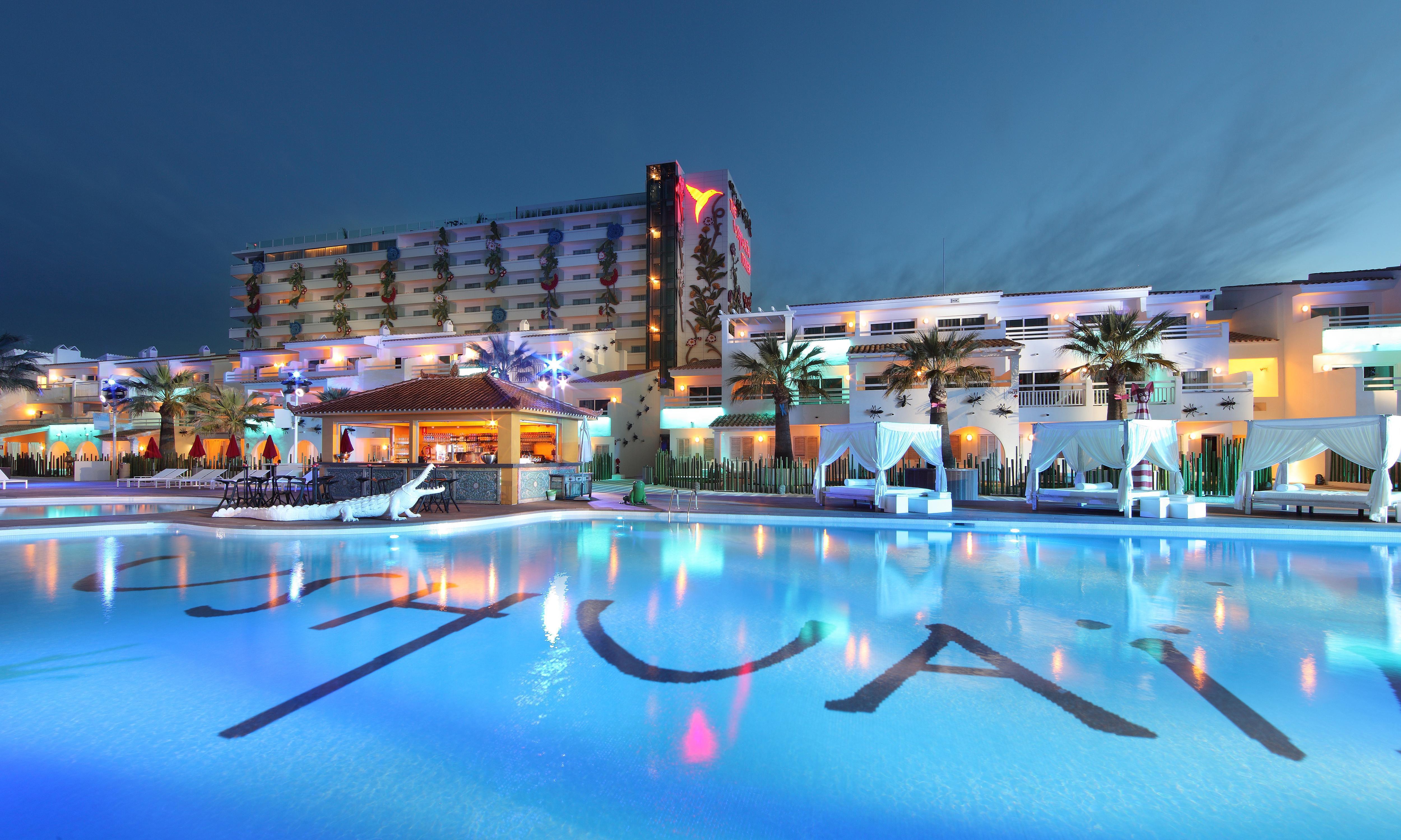 The Unexpected Ibiza Hotel - Ushuaia Club Entrance Included (Adults Only) Playa d'en Bossa Esterno foto The hotel at night