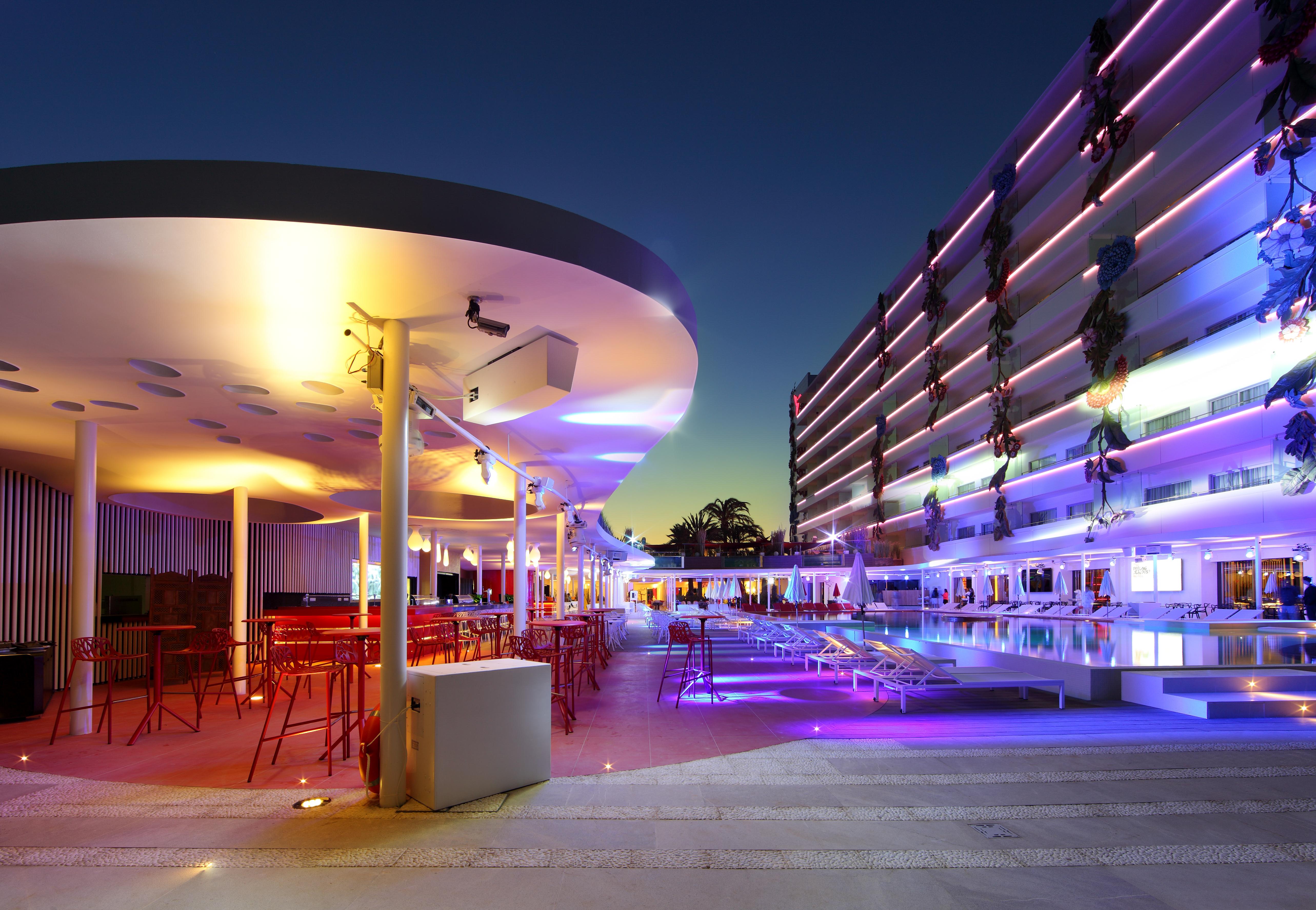 The Unexpected Ibiza Hotel - Ushuaia Club Entrance Included (Adults Only) Playa d'en Bossa Esterno foto The resort at night