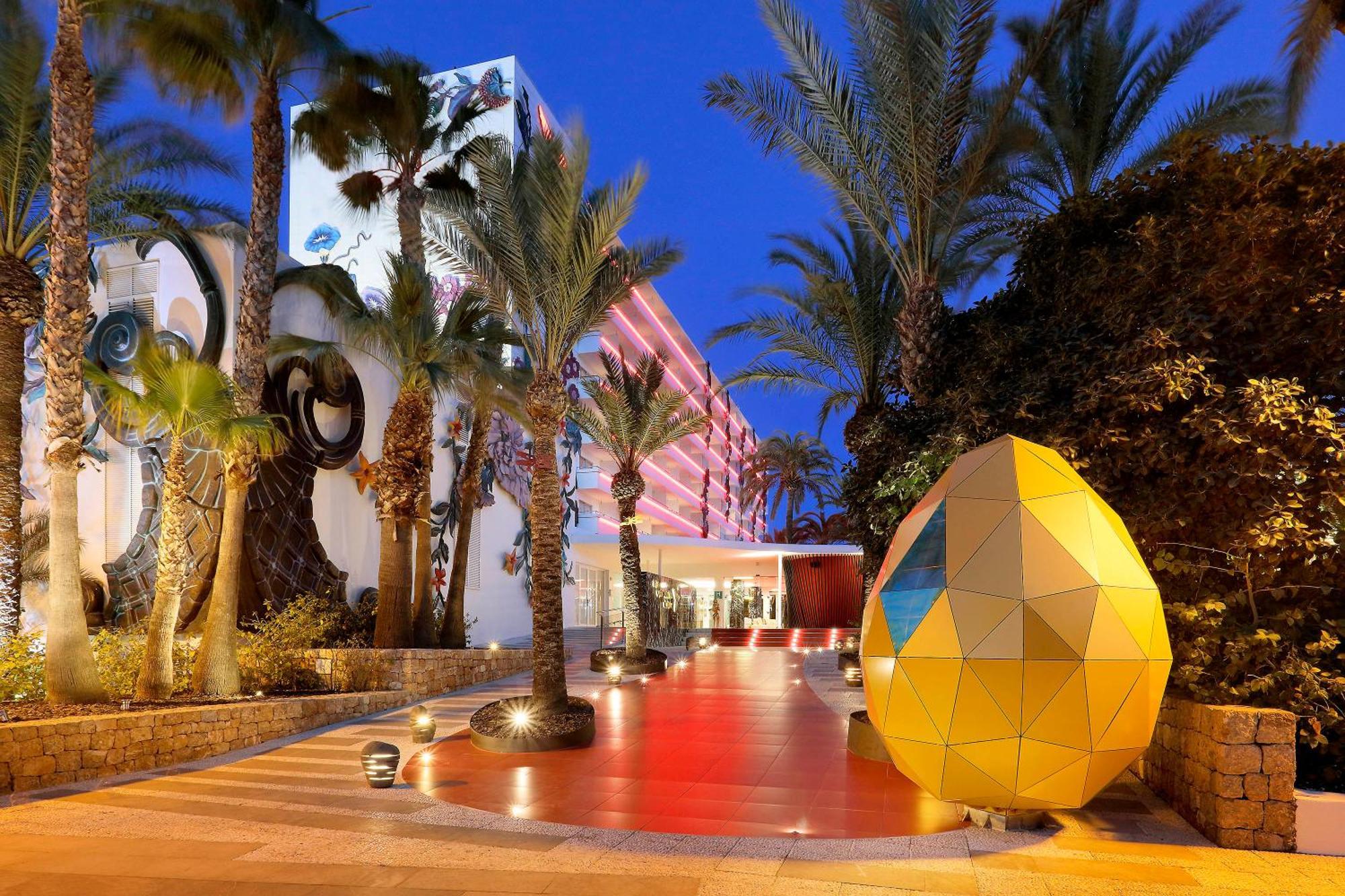 The Unexpected Ibiza Hotel - Ushuaia Club Entrance Included (Adults Only) Playa d'en Bossa Esterno foto The hotel at night